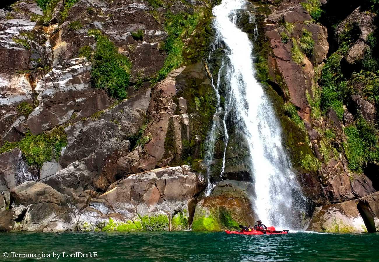 Expedicion en Kayak a los Fiordos cascada Quintupeu