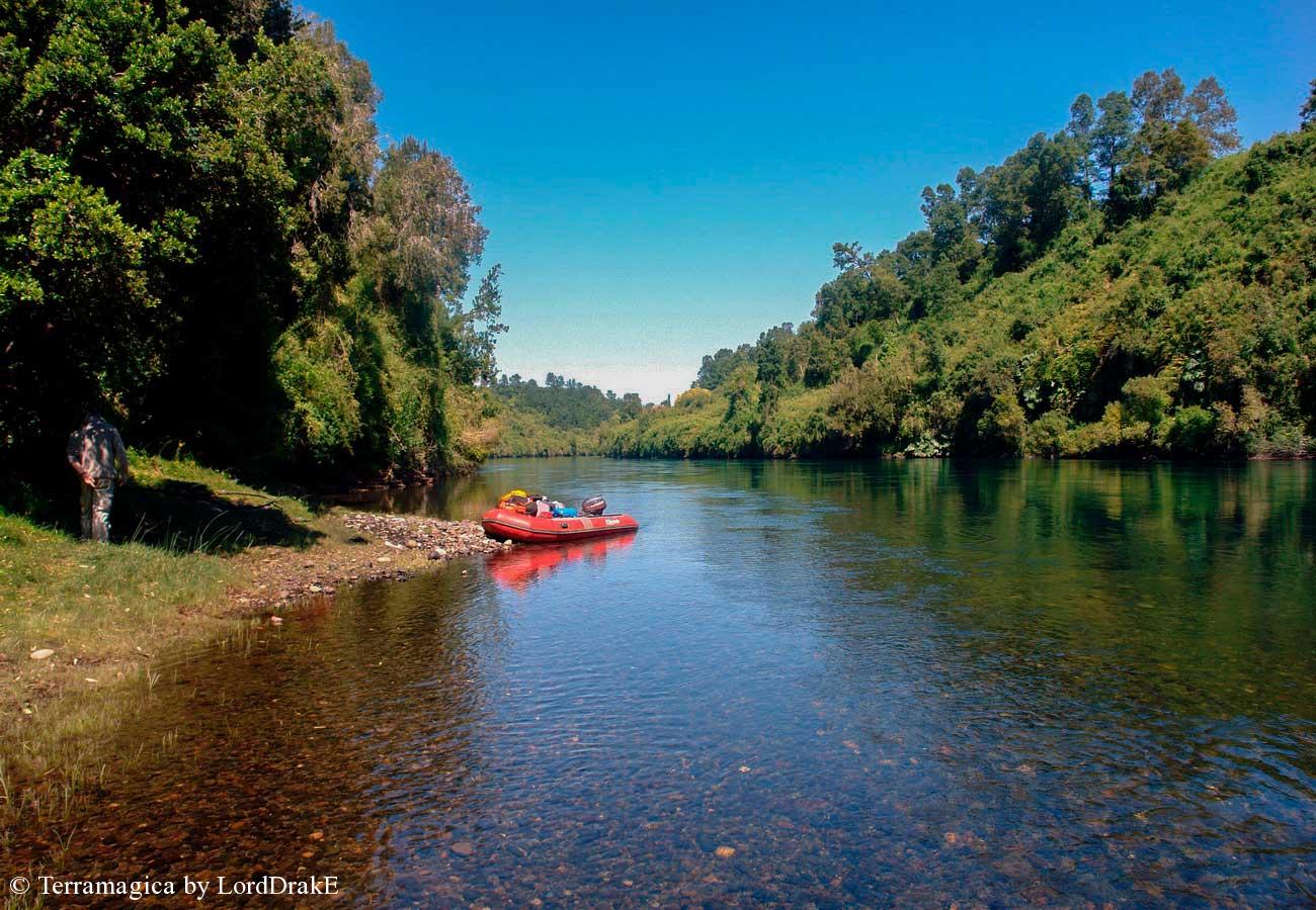 Descenso en Kayak del Rio Bueno descanso cerca del puente