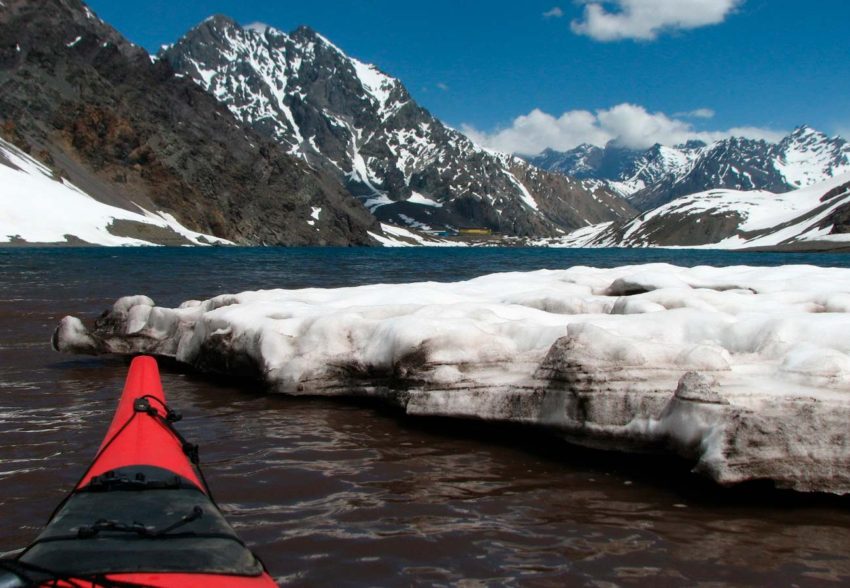 Travesia en Kayak a la Laguna del Inca vistas desde el fondo