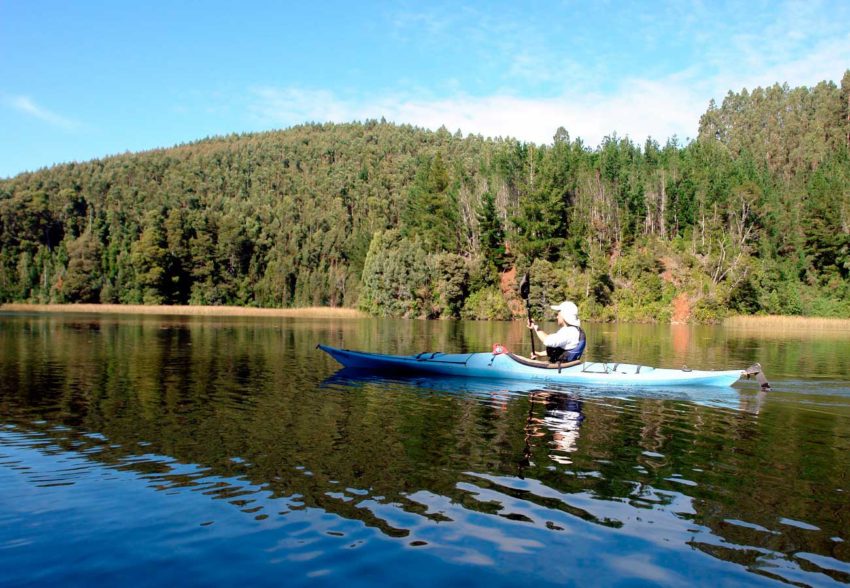 Travesía en Kayak al río Angachilla Travesia en Kayak al río Angachilla remando tranquilamente