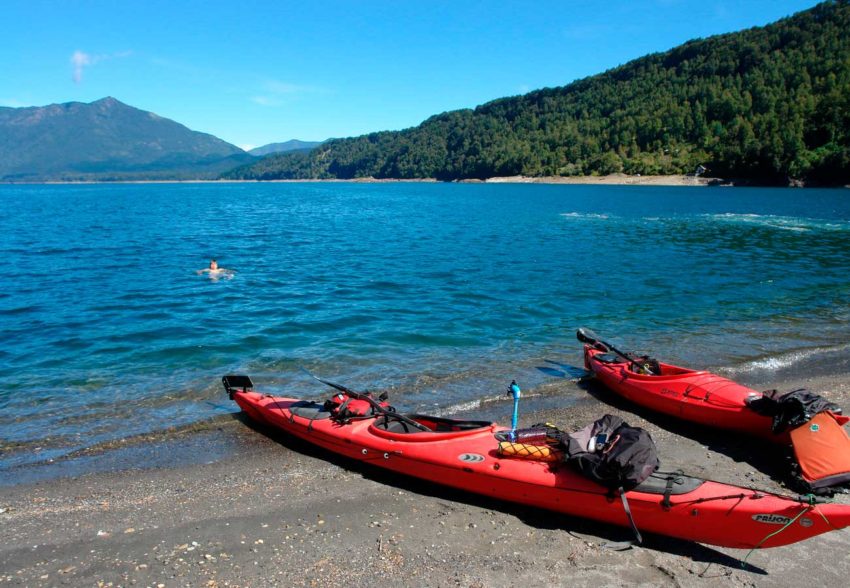 Circunnavegación en Kayak al Lago Caburgua Circunnavegación en Kayak al Lago Caburgua un baño