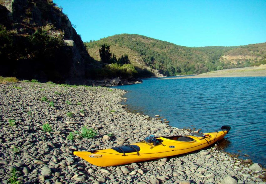 Descenso en Kayak del río Rapel Descenso en Kayak del Rio Rapel estacionado