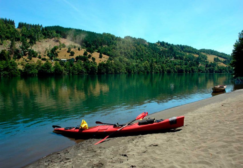 Descenso en Kayak del Río Bueno Descenso en Kayak del Rio Bueno kayak estacionado