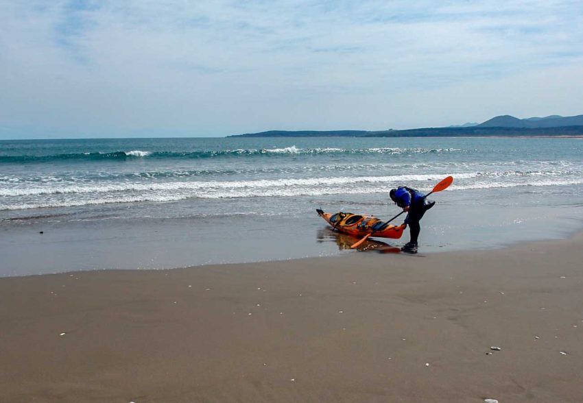 Travesía y kayak surf en las Salinas de Pullally sacando el kayak
