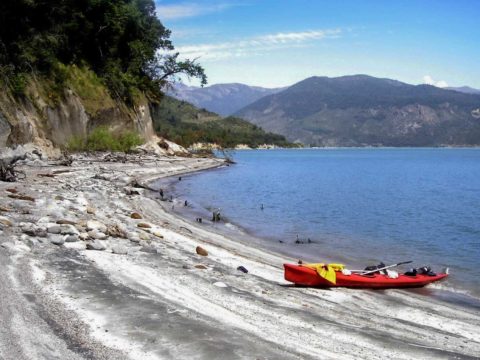Travesia en Kayak al Lago Colbun playa ribera noreste
