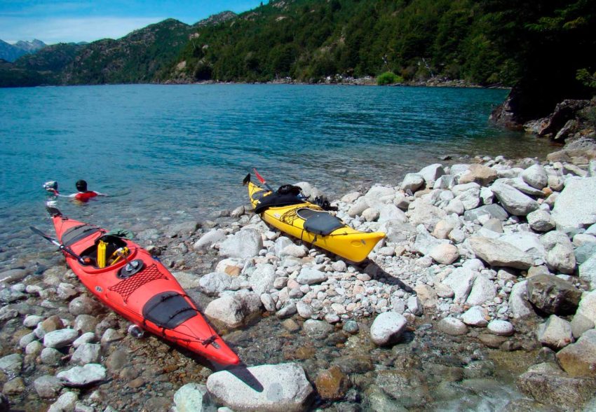 Travesia en Kayak al Lago Espolon kayaks estacionados