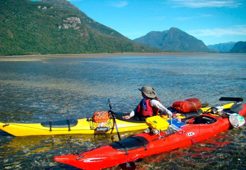 Descenso en Kayak del Rio Palena fiordo pitipalena