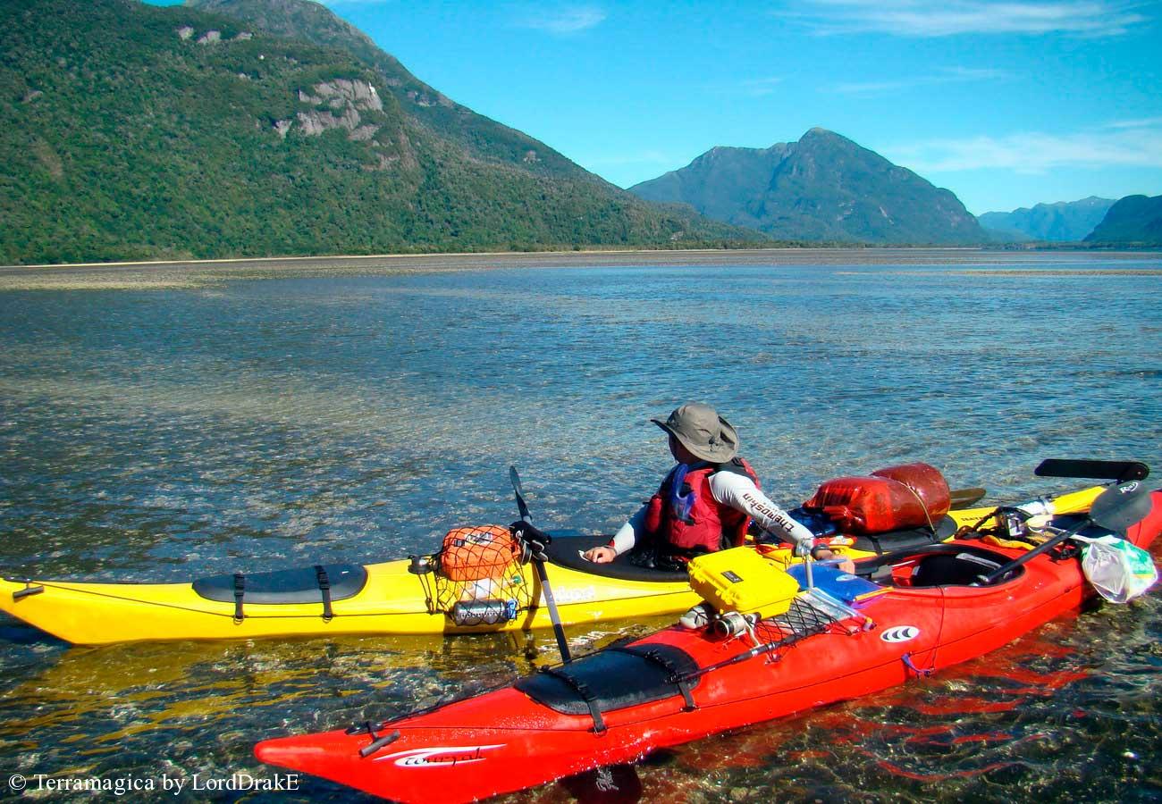 Descenso en Kayak del Rio Palena fiordo pitipalena