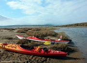 Travesía y kayak surf en las Salinas de Pullally kayaks estacionados cerca del campamento Travesía y kayak surf en las Salinas de Pullally kayaks estacionados cerca del campamento