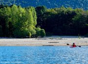 Circunnavegación en Kayak al Lago Caburgua llegando a playa blanca Circunnavegación en Kayak al Lago Caburgua llegando a playa blanca