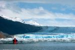Expedicion en Kayak al Glaciar Jorge Montt contemplando la pared glaciar