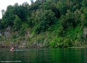 Circunnavegacion en Kayak al Lago Neltume paredes de roca