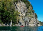 Circunnavegación en Kayak al Lago Calafquén gran pared de roca