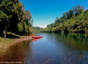 Descenso en Kayak del Rio Bueno descanso cerca del puente Descenso en Kayak del Rio Bueno descanso cerca del puente