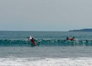 Travesía y kayak surf en las Salinas de Pullally sobre las olas Travesía y kayak surf en las Salinas de Pullally sobre las olas