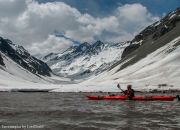 Travesia en Kayak a la Laguna del Inca buscando lugar para desembarcar Travesia en Kayak a la Laguna del Inca buscando lugar para desembarcar