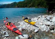 Travesia en Kayak al Lago Espolon kayaks estacionados Travesia en Kayak al Lago Espolon kayaks estacionados